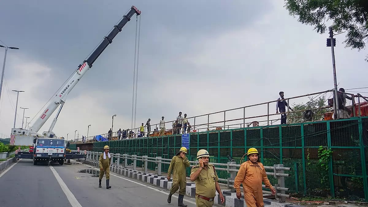 Army efforts to open Yamuna bridge gate