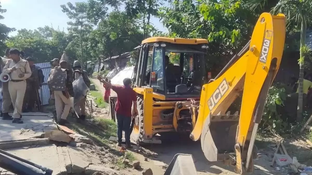 Photograph of an eviction drive in motion in Assam - null