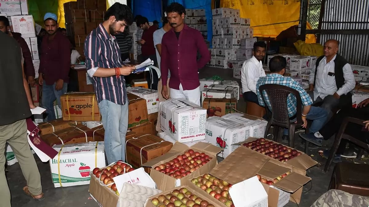 While farmers have long demanded for products to be sold by weight, the arhatiyas are protesting against it, saying that the older practices of sale by box should continue.