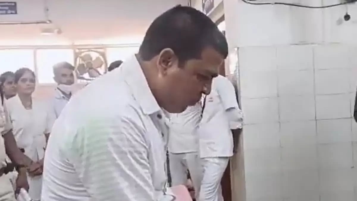 Patwari Gajendra Singh accepts bribe and swallows it after spotting cops in Katni, Madhya Pradesh