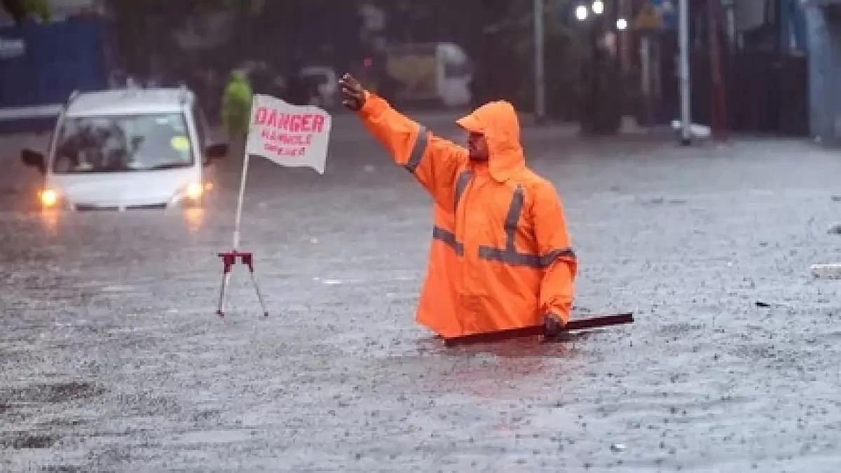 Road waterlogged as heavy rains continue to batter Mumbai - null