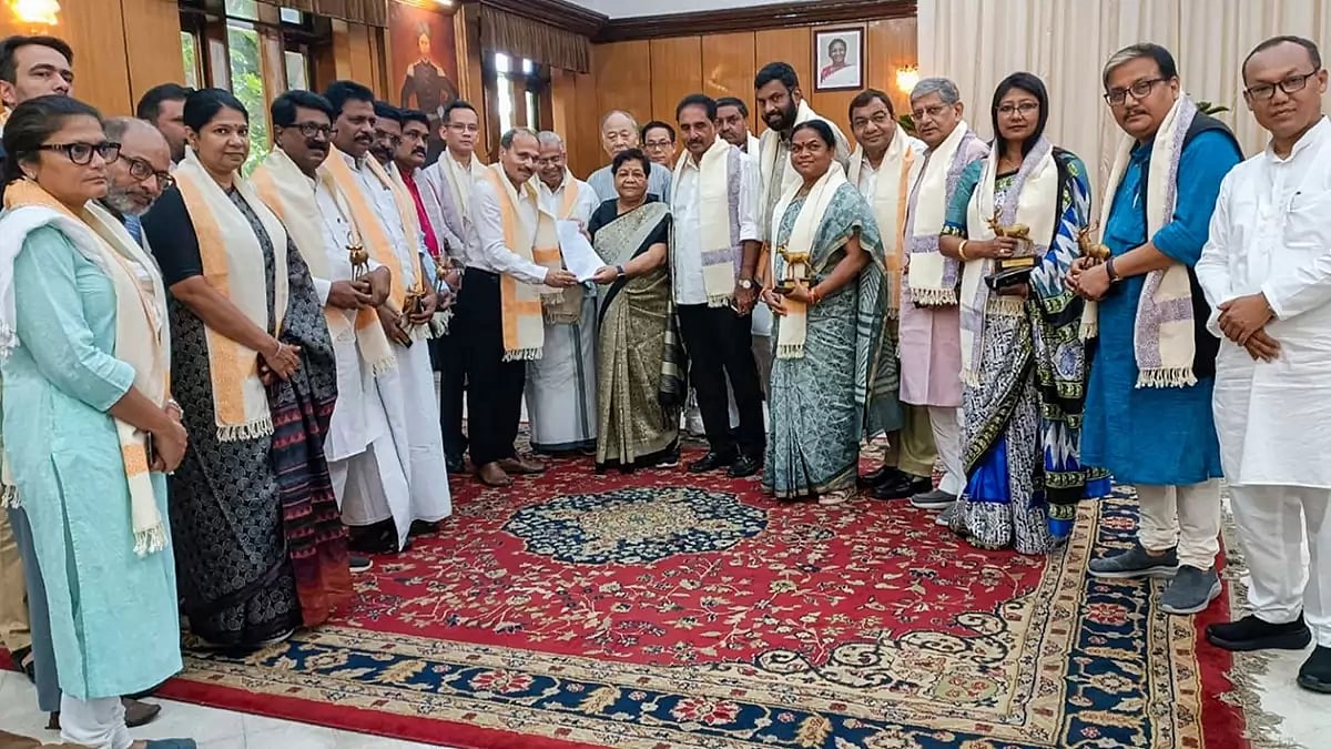 Opposition MPs meet Manipur Governor
