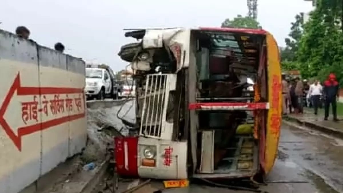  A bus carrying 57 passengers met with an accident yesterday at 6:30 pm
