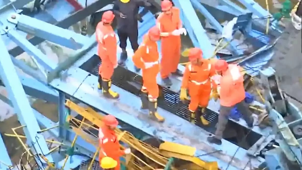 Several killed after crane collapses in Thane, Maharashtra