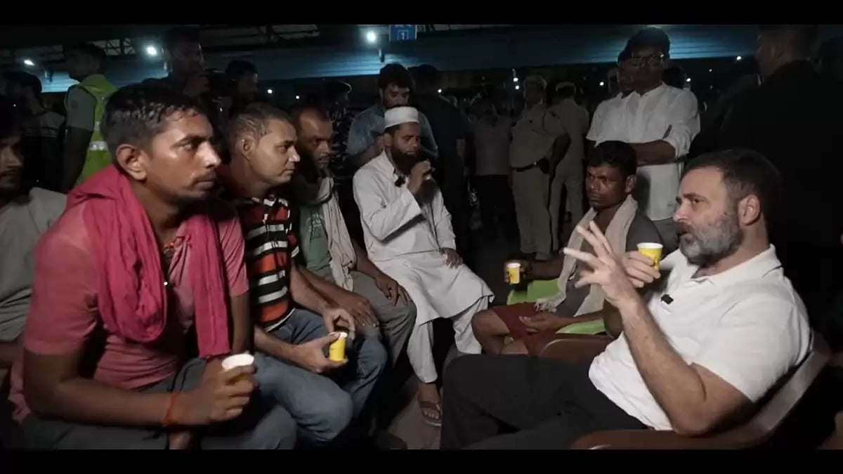 Congress leader Rahul Gandhi met with the vendors at the Azadpur Mandi in Delhi.