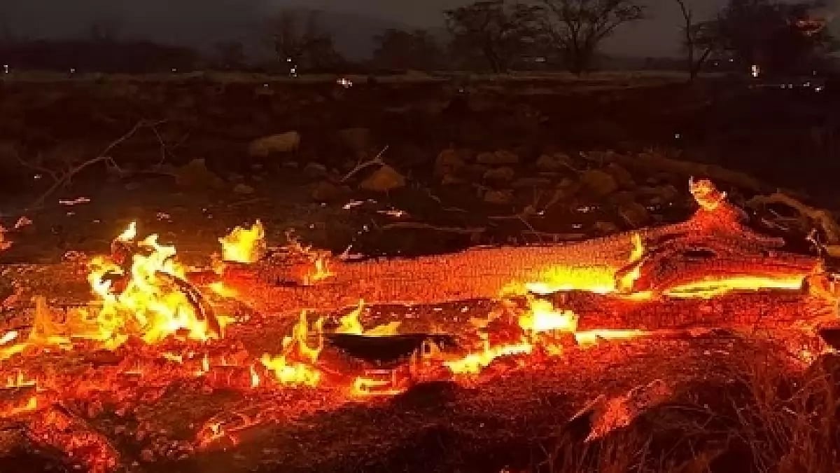 Aggressive wildfire engulfs Hawaii