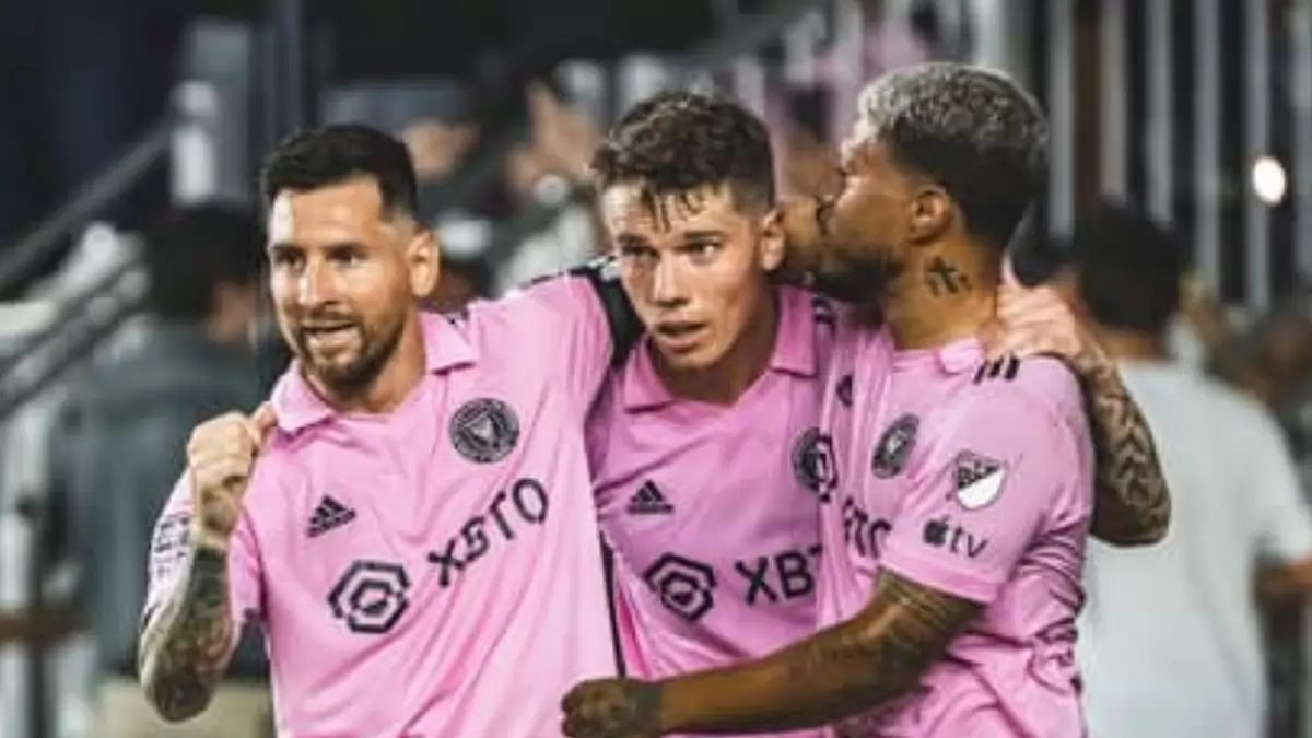 Lionel Messi with team mates