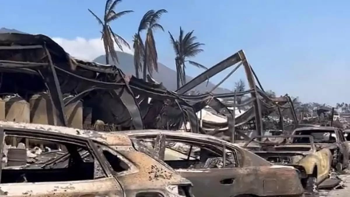 Intense  wildfire  threatens Lahaina, Maui