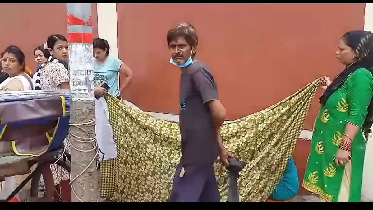 Lucknow woman gave birth on the roadside, foetus dies.