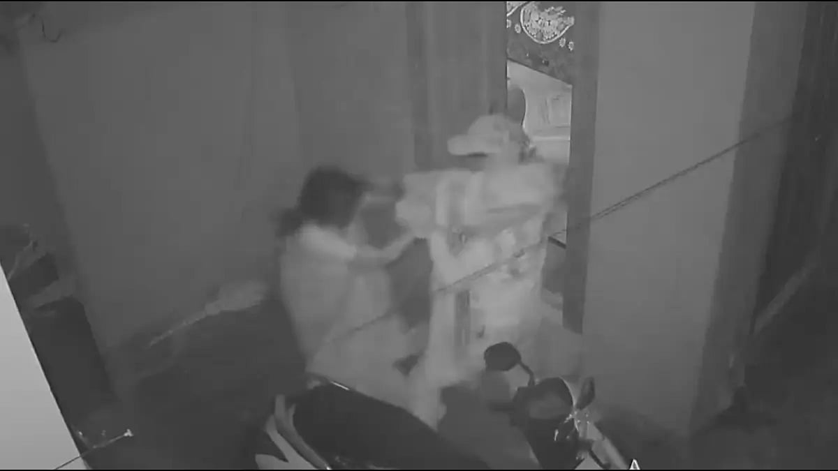 A Telangana woman fights with a thief.