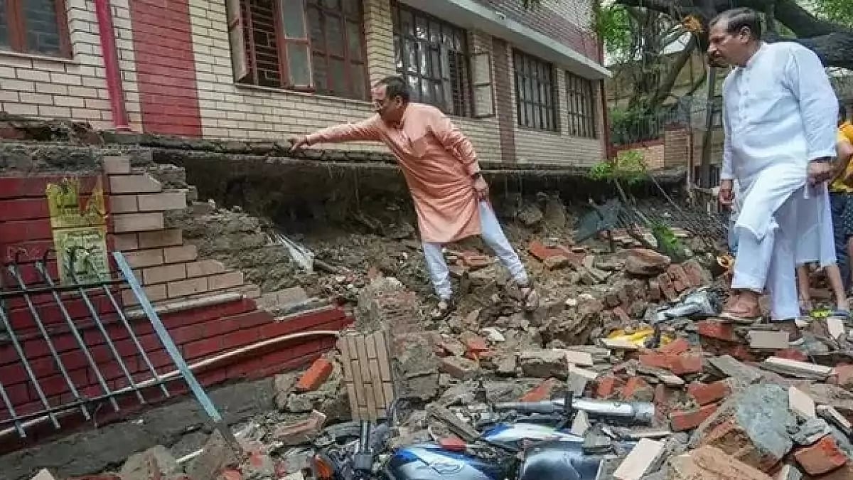 Part of old building collapsed near Banke Bihari temple in Mathura