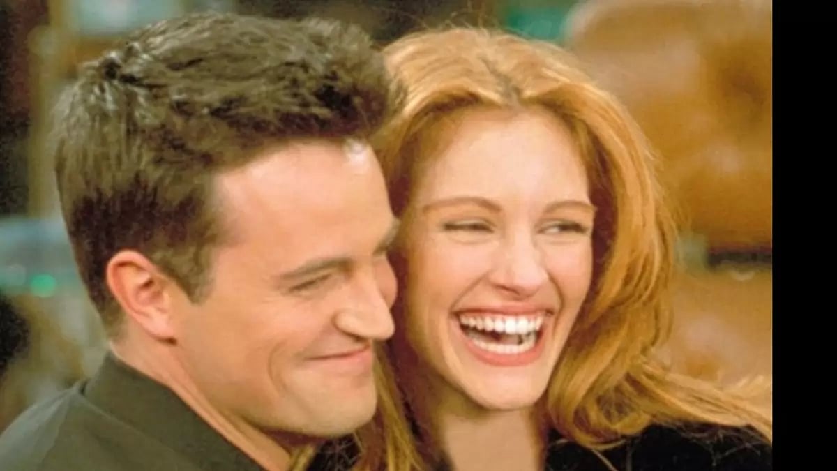 Matthew Perry with Julia Roberts on the set of "Friends"