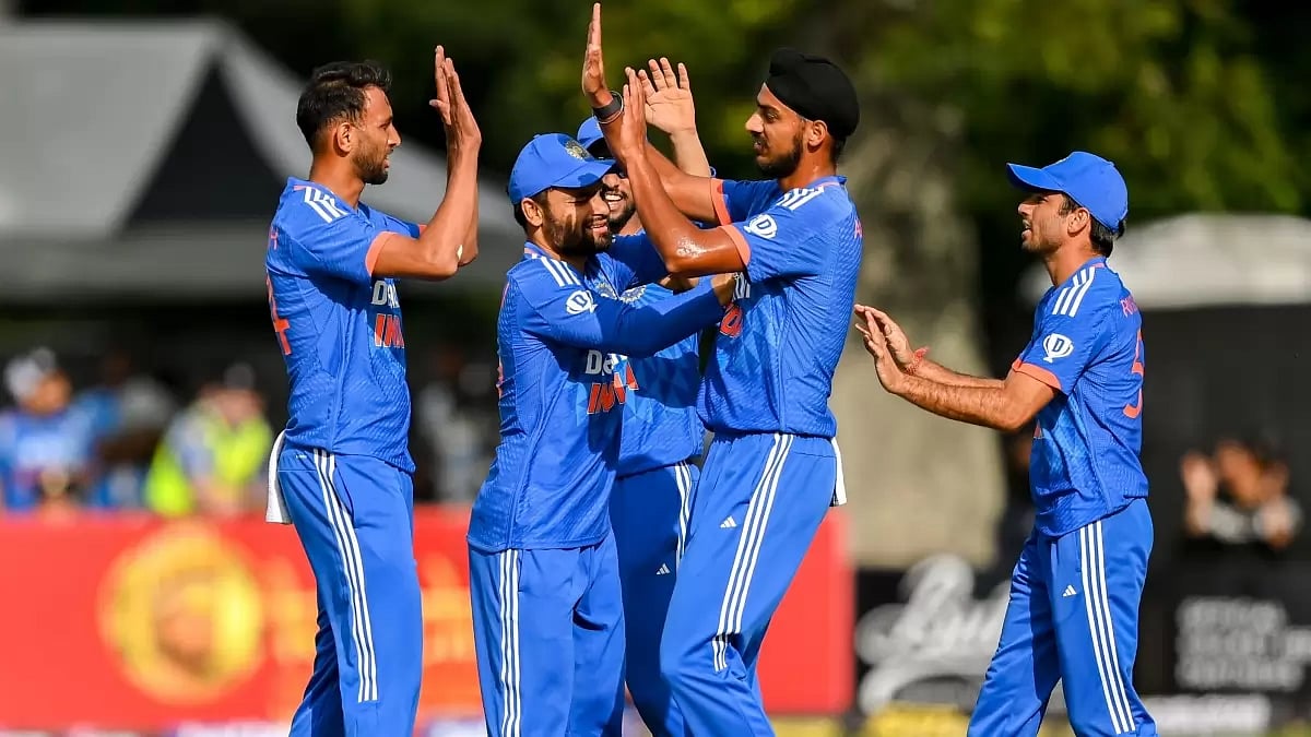 Indian bowlers celebrate an Ireland wicket in the 2nd T20I.