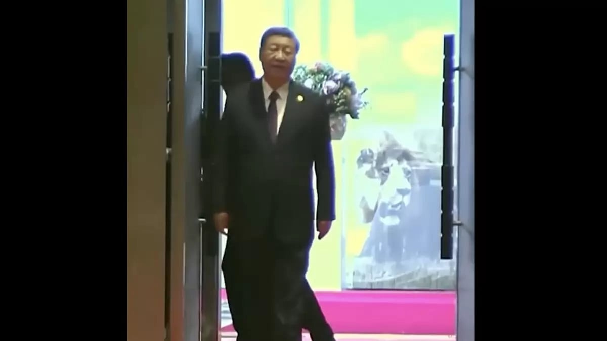 Security guard blocks aide to Xi Jinping at BRICS Summit 
