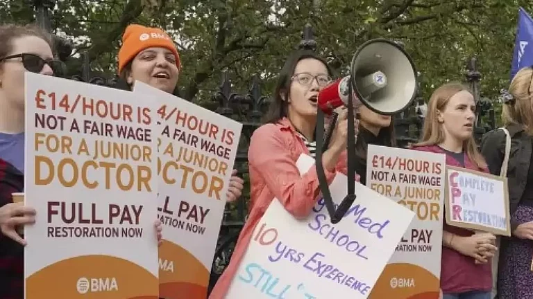 Doctors in United Kingdom stage protest demanding better pay scale - null