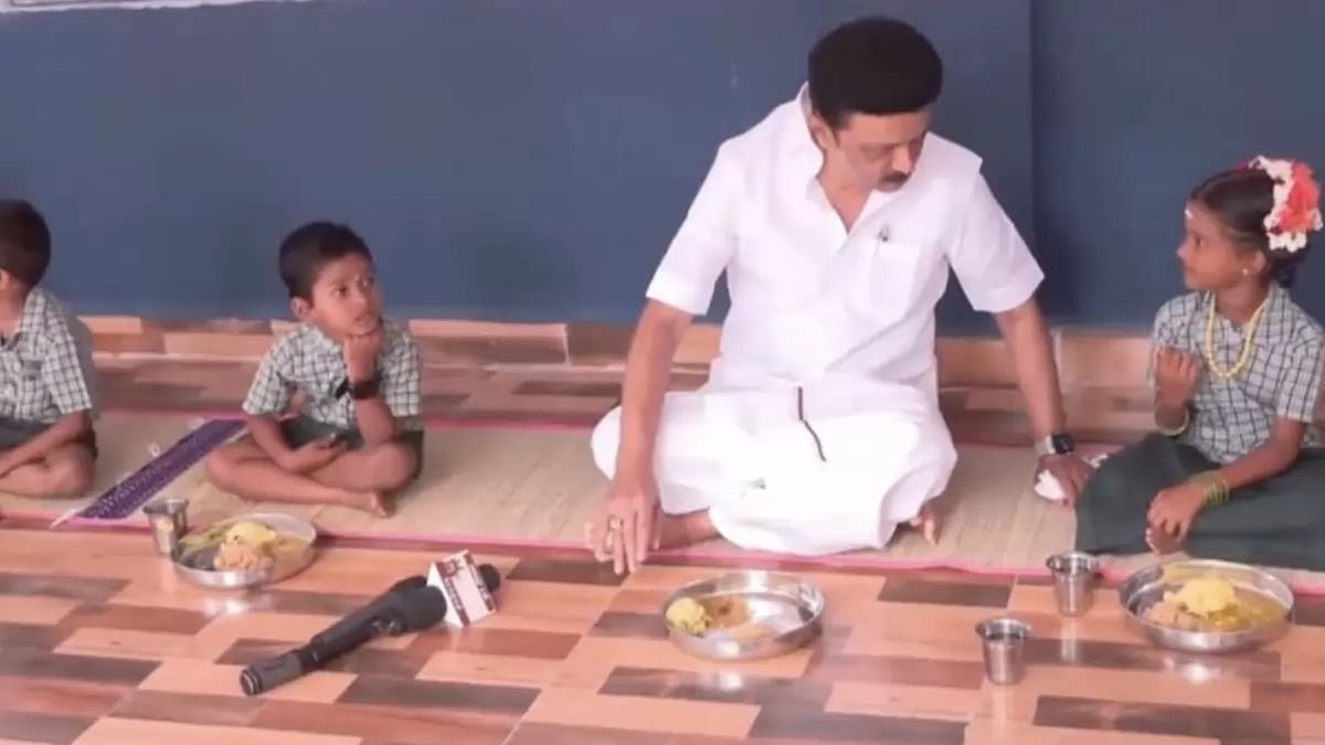 Tamil Nadu CM having a meal with students at a school