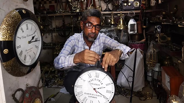 Mumbai’s Antique Clock Repairer Surviving Onslaught In This Smartphone Era