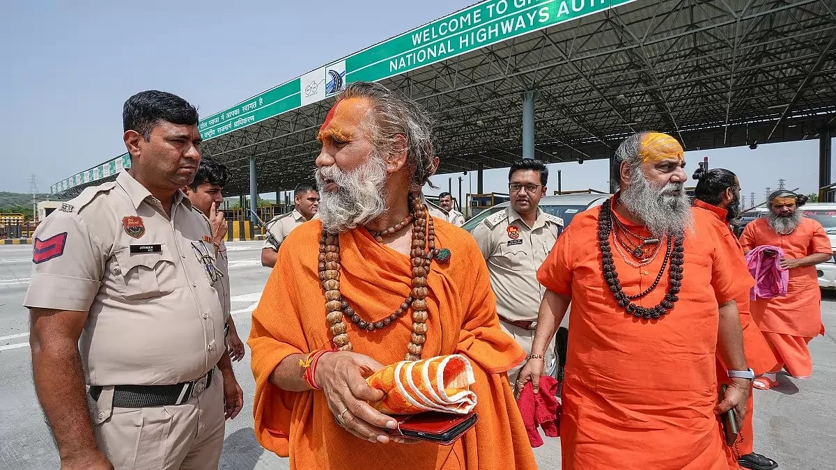 Mahant Narayan Giri (right) at Ghamroj toll plaza ahead of a 'Shobha Yatra' in Nuh 