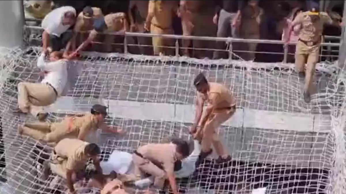 Farmers protesting against low compensation for land jump into Mantralaya safety net.