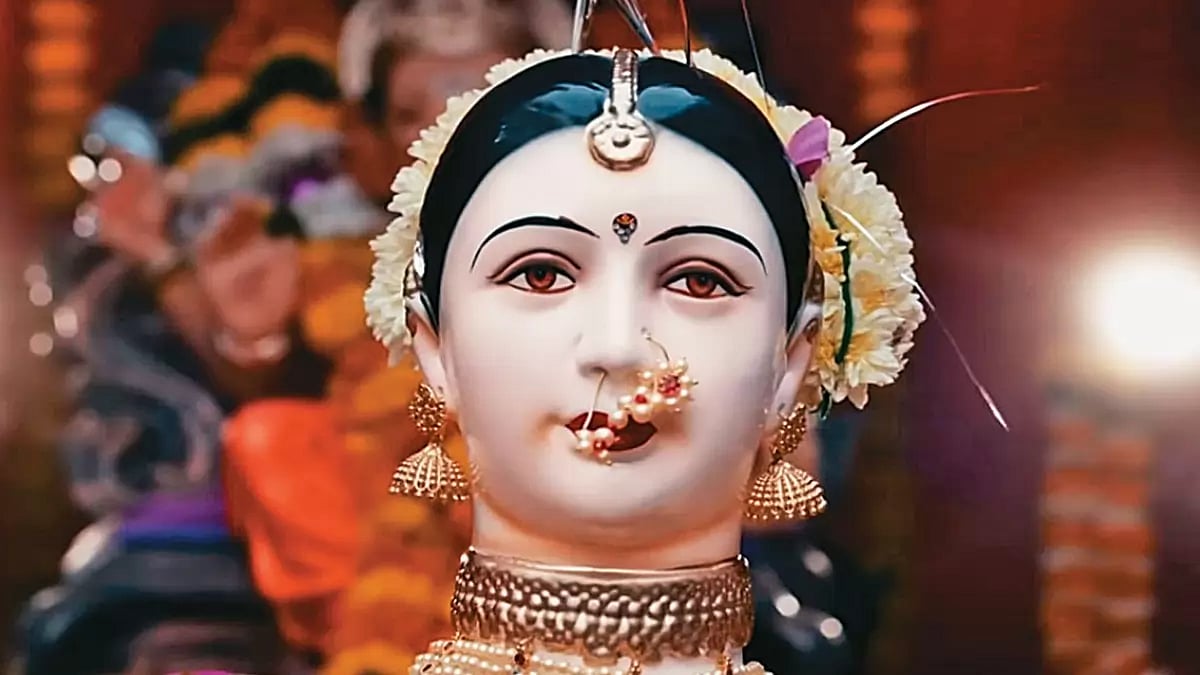 Crowded Crossroads: Screengrab from Taali