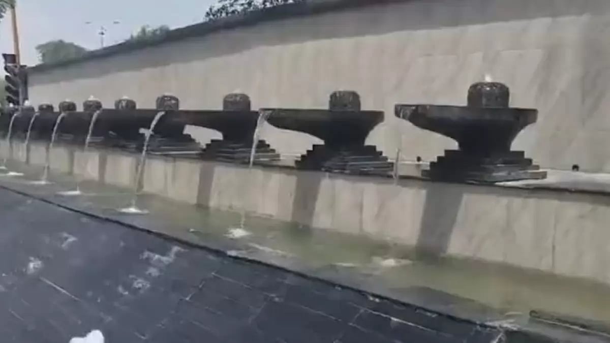 Amid preparations for the G20 Summit in Delhi, the installation of fountains resembling Shivlings has ignited a political dispute.