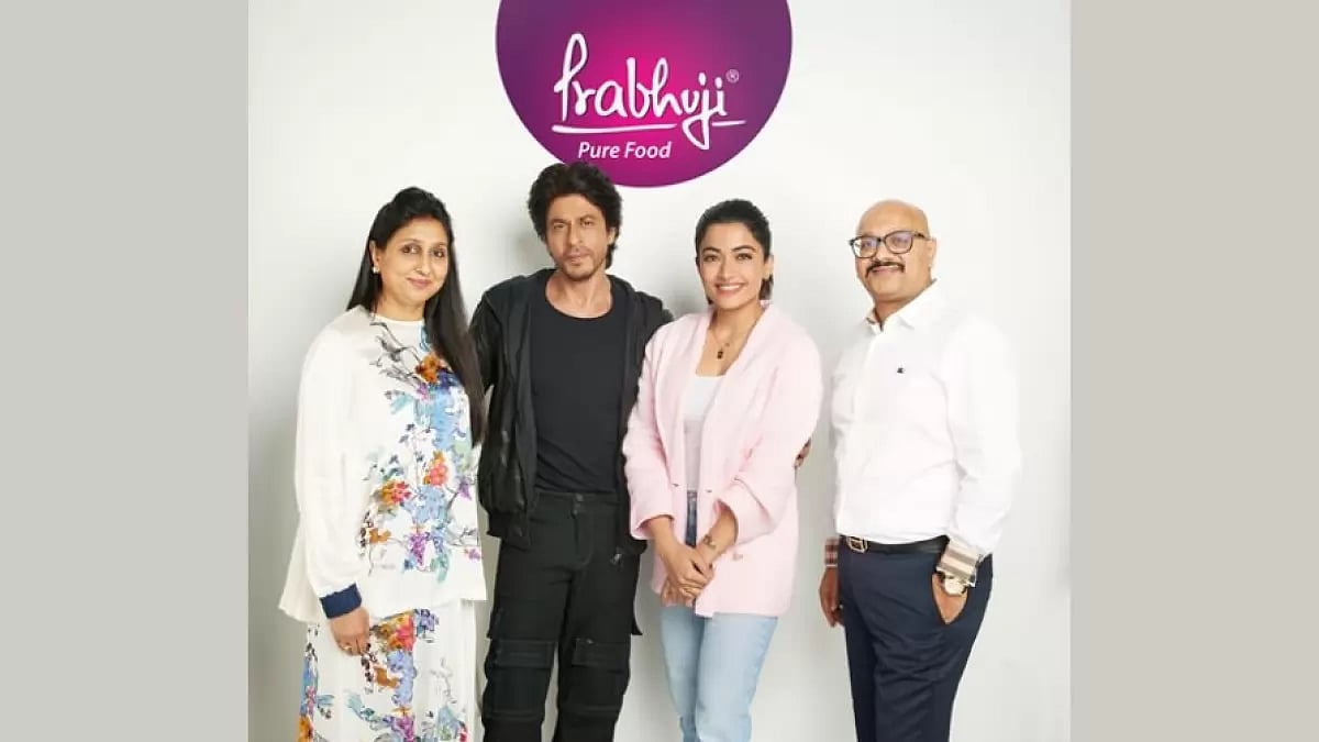 Shah Rukh Khan, Rashmika Madanna along with Mr. Manish Agarwal, the Managing Director, and Ms. Shwet