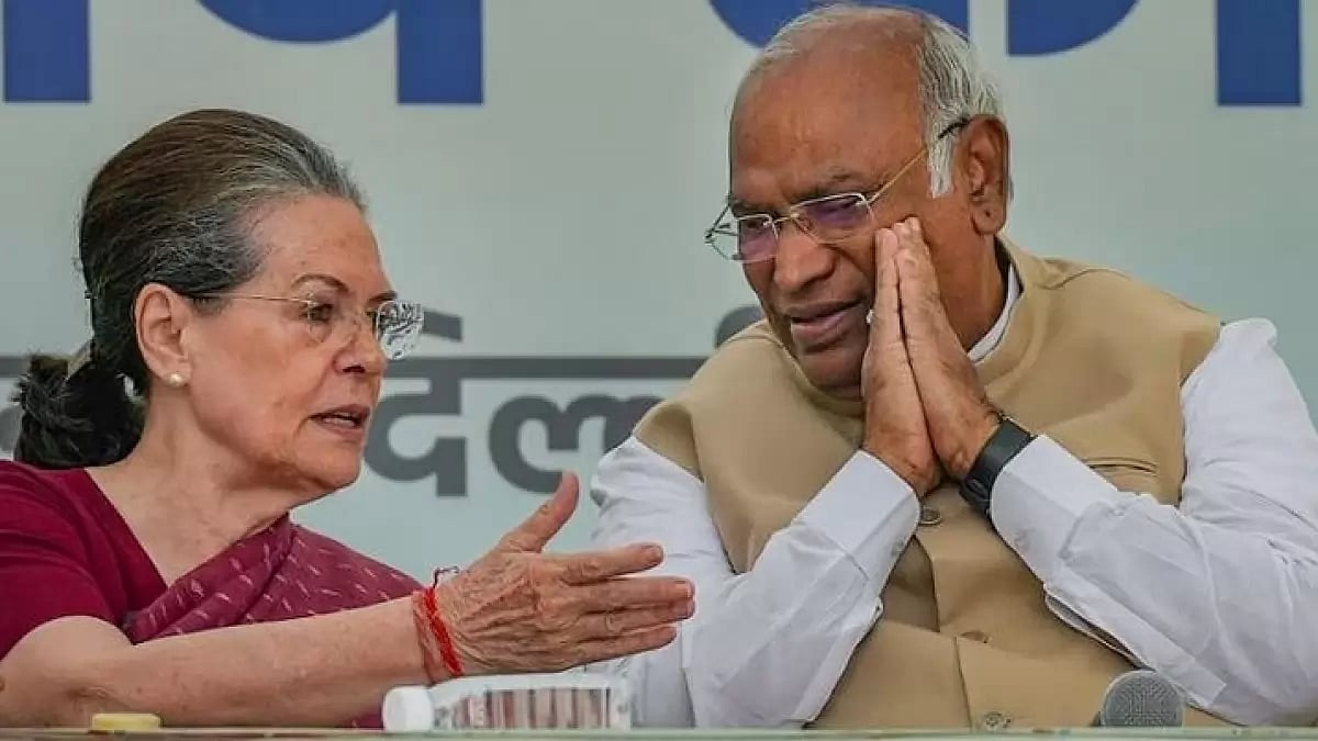 Senior Congress leader Sonia Gandhi with Congress Chief Mallikarjun Kharge 