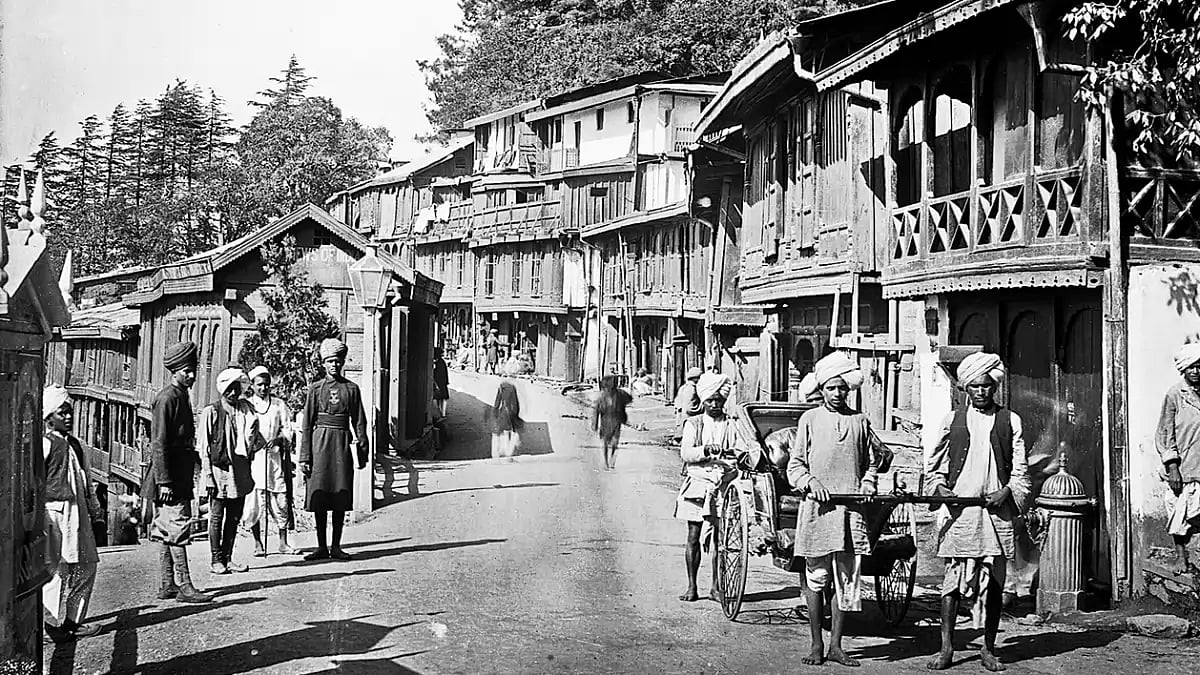 Signs of Trouble: The first sinking of land was reported in 1942 around the Lakkar Bazar area adjoining the Ridge
