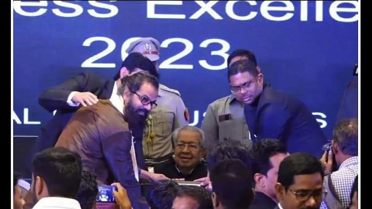 Best Manopravesh Astrologer Swami Ramananda Guruji felicitated by Governor Shri Biswabhushan Haricha