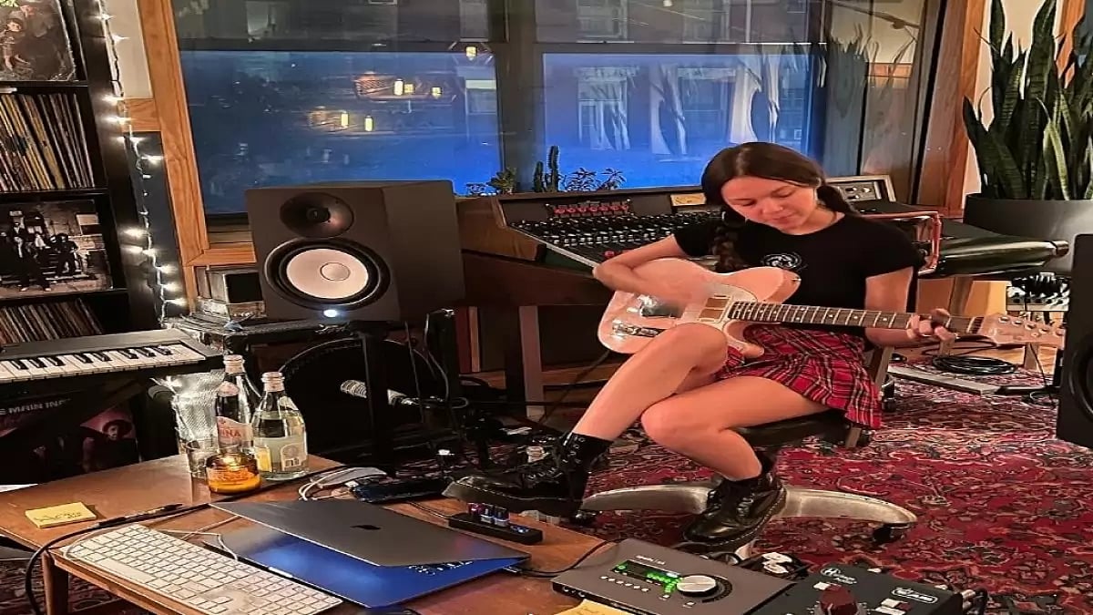 Olivia Rodrigo playing guitar
