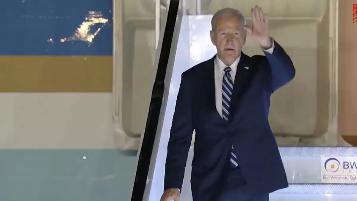 US President disembarking from the Air Force One upon his arrival in Delhi for the G-20 Summit.