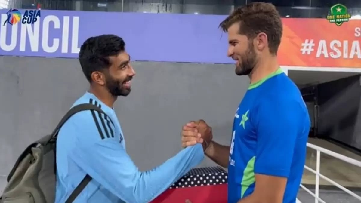 Shaheeh Shah Afridi (right) with Indian pacer Jasprit Bumrah