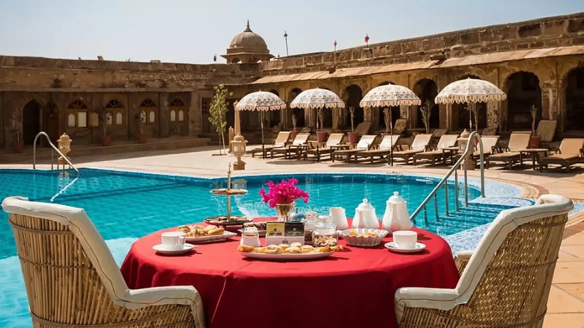 Dine-In With a Pool View