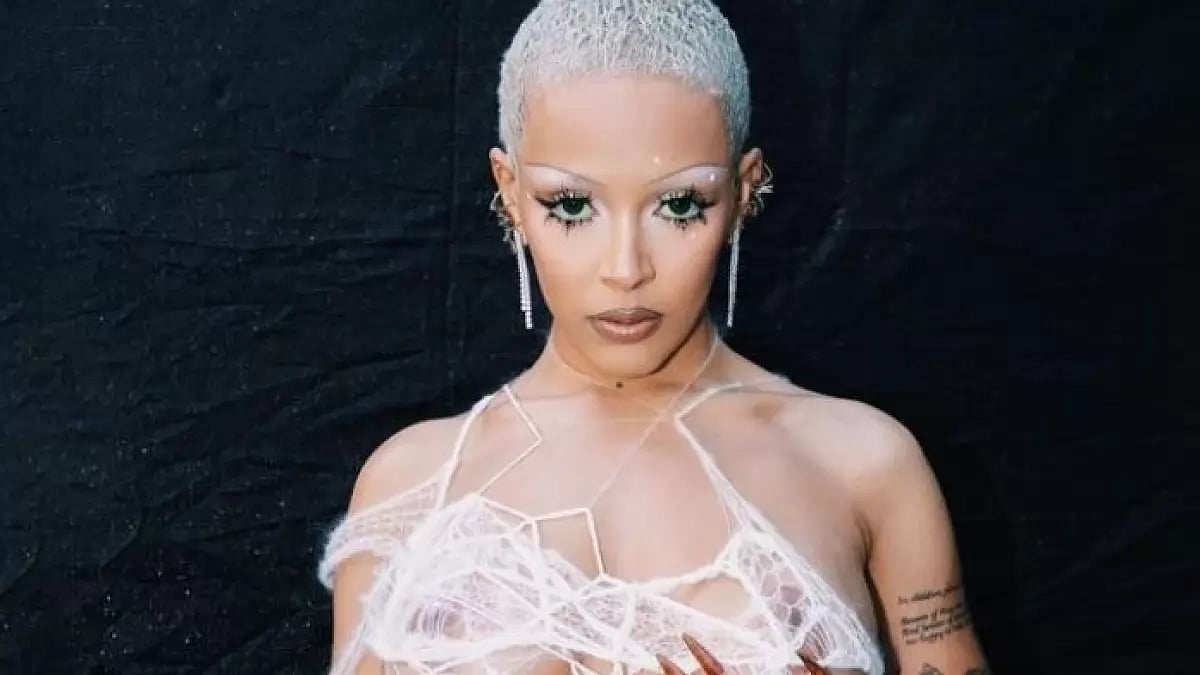 Doja Cat poses at VMAs