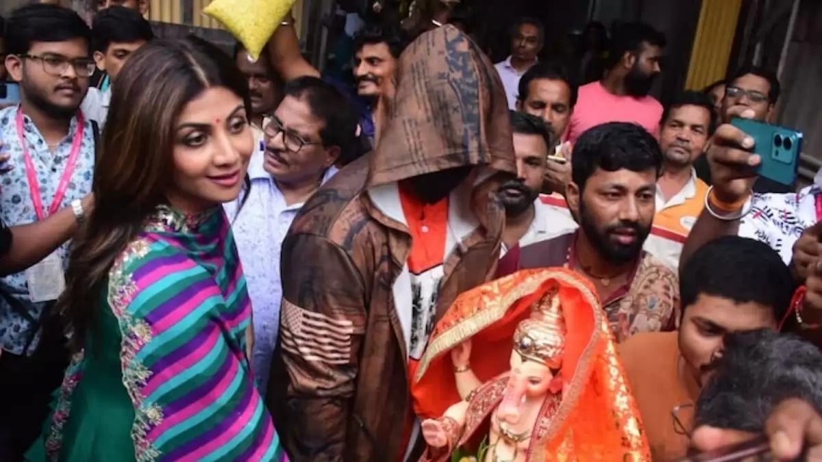 Shilpa Shetty and Raj Kundra with the Ganpati idol