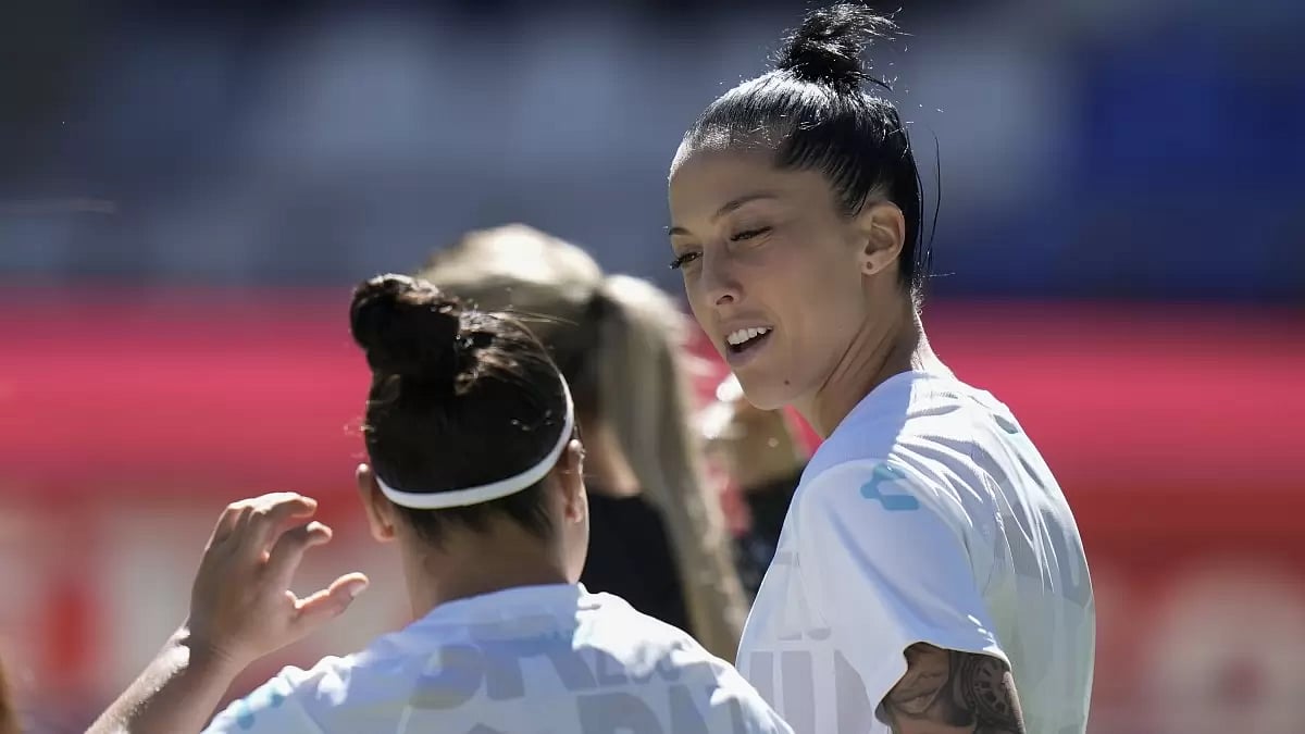 Jenni Hermoso (right) talks with a teammate before a Mexican league match. 