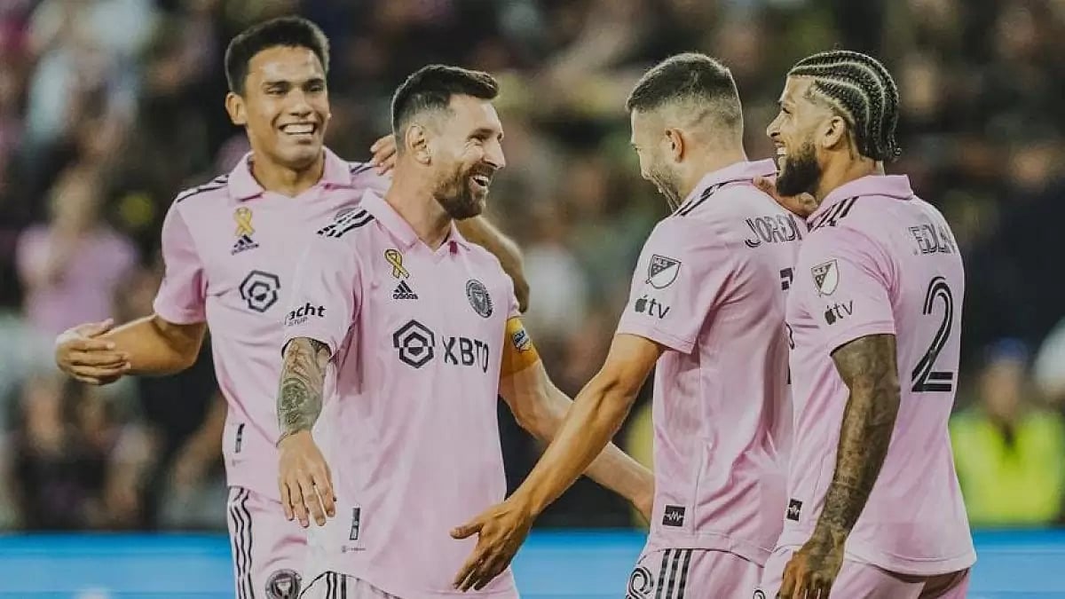 Lionel Messi on field 