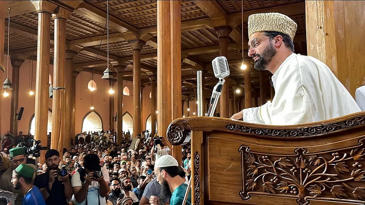 Mirwaiz Umar Farooq at Jama Masjid in Srinagar - null