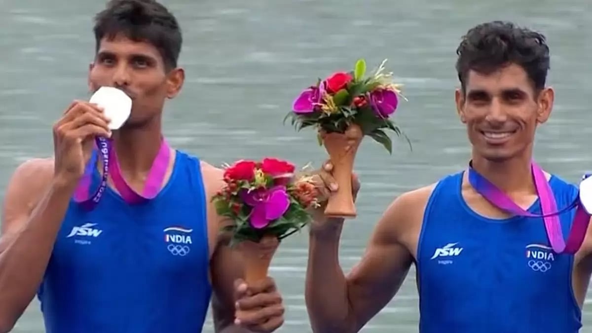 Arjun Lal Jat (left) and Arvind Singh with their silver medals