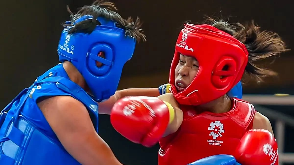 Roshibina Devi (R) advances into SFs (60kg) after beating Kazakhstan's Aiman Karshyga