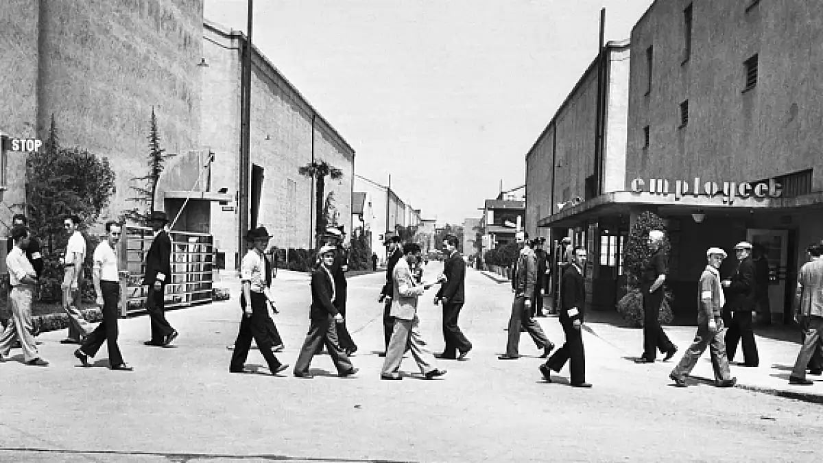 Members of the Federated Motion Picture Crafts picket at Warner Brothers Studio on May 7, 1937