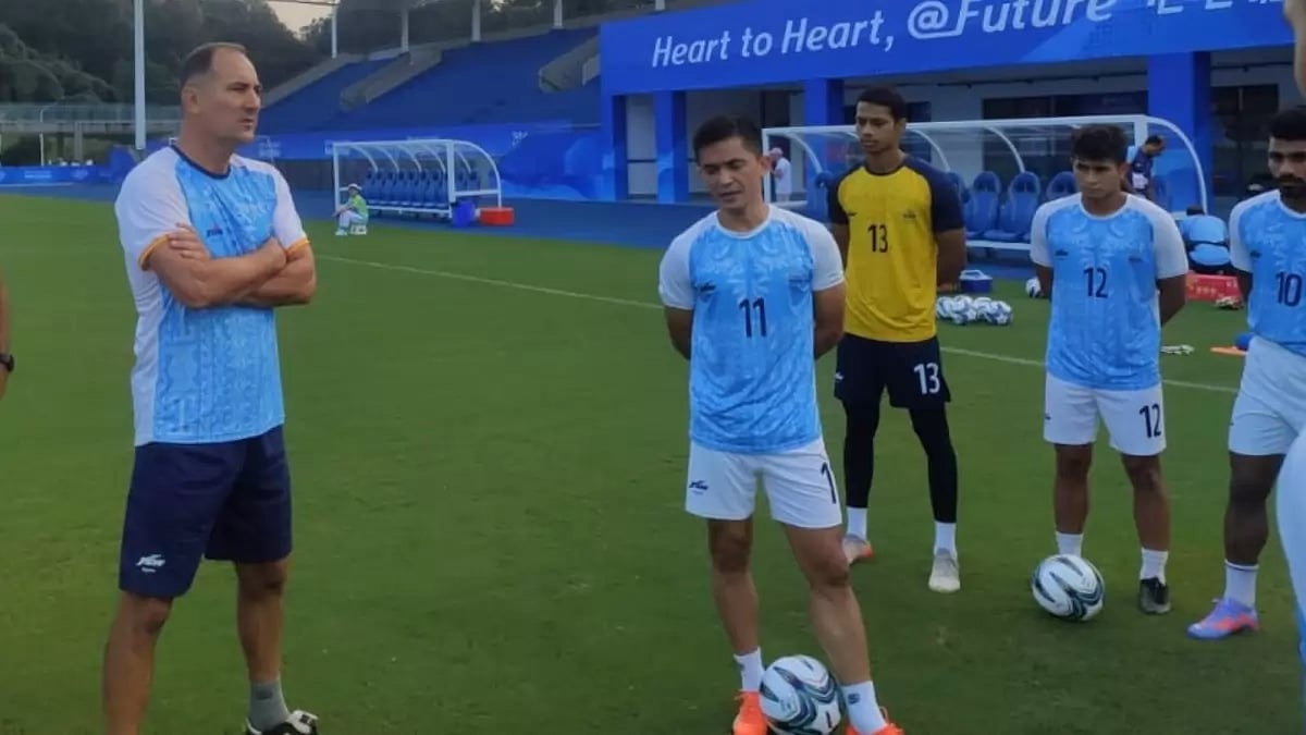 Indian Captain Sunil Chhetri and teammates with Coach Igor Stimac 