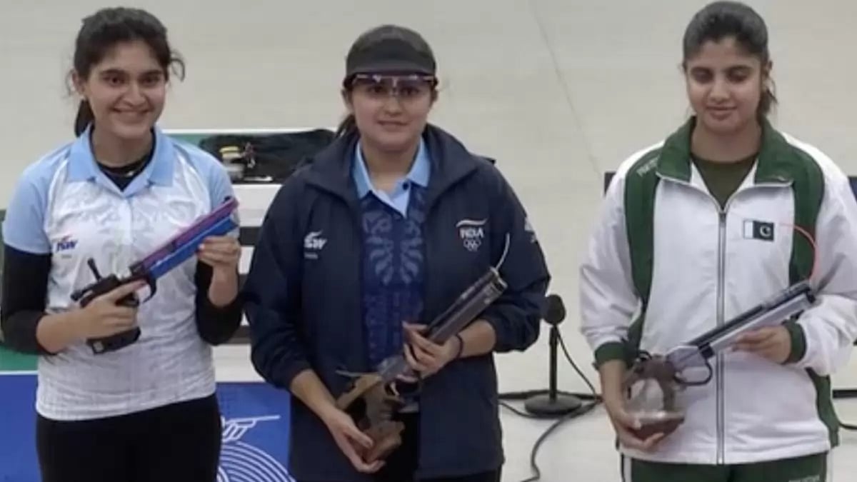Esha Singh (left), Palak Gulia (center) and Talat Kishmala of Pakistan (right)
