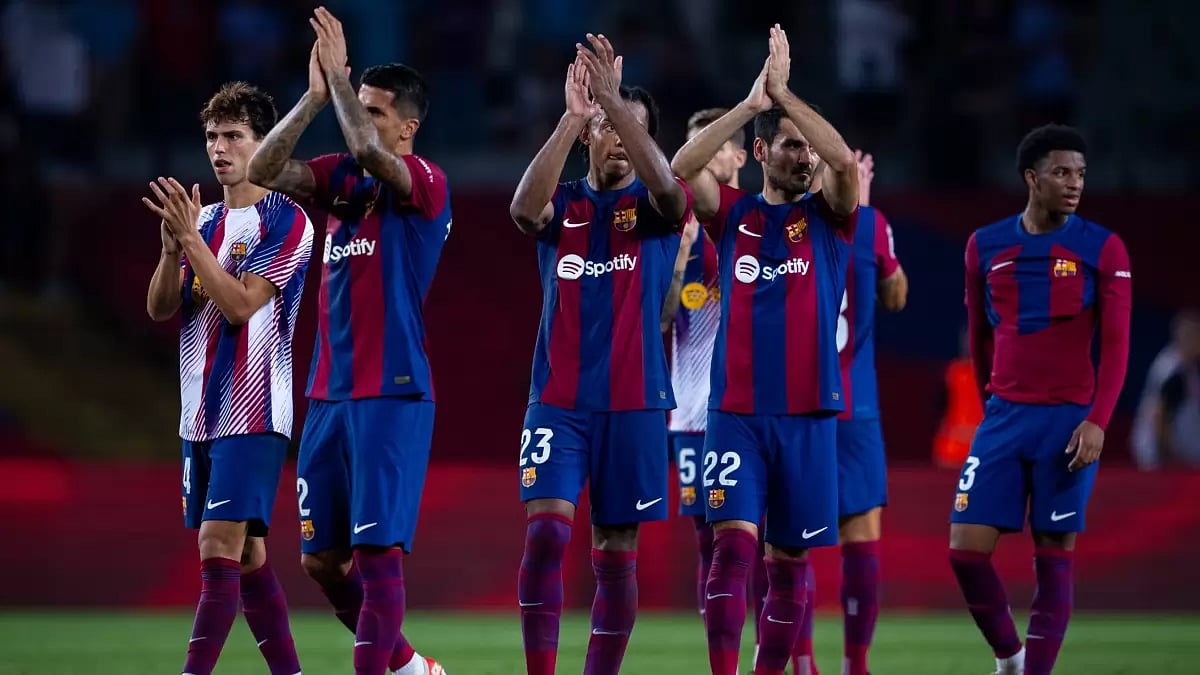 Barcelona players applaud the fans at full time