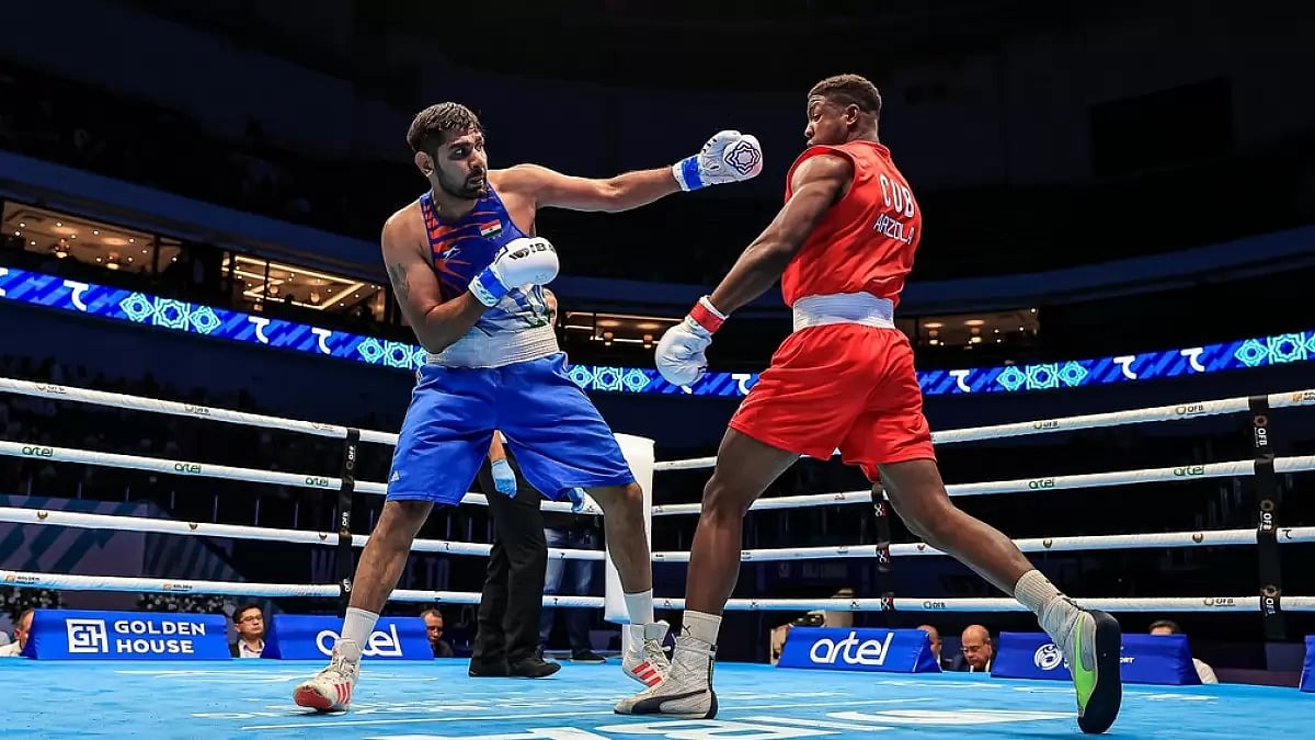 Narender (left) during the bout at the Asian Games 2023 QF