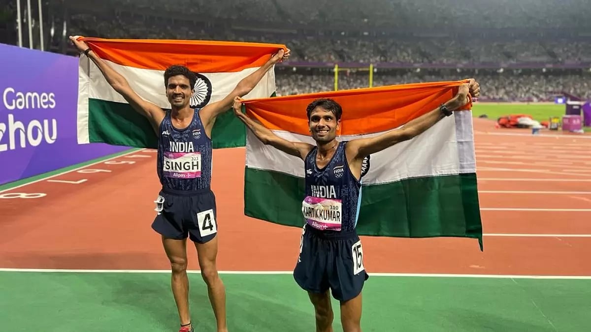 Gulveer Singh (L) and Kartik Kumar after winning the medals in Hangzhou on Saturday.
