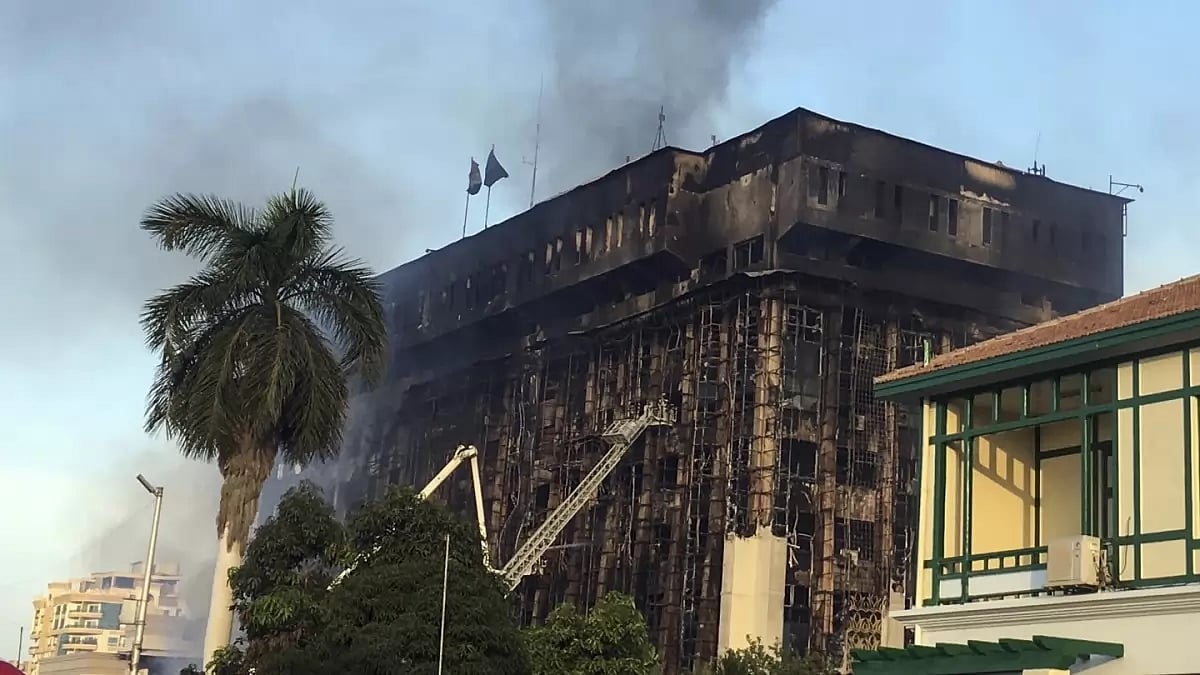 Major fire broke out in police headquarters building in Suez Canal province, Egypt.