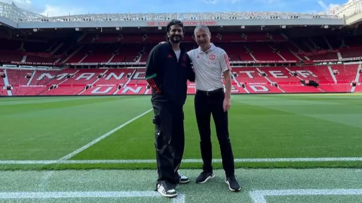 Harsh Varrdhan Kapoor, Dennis Irwin