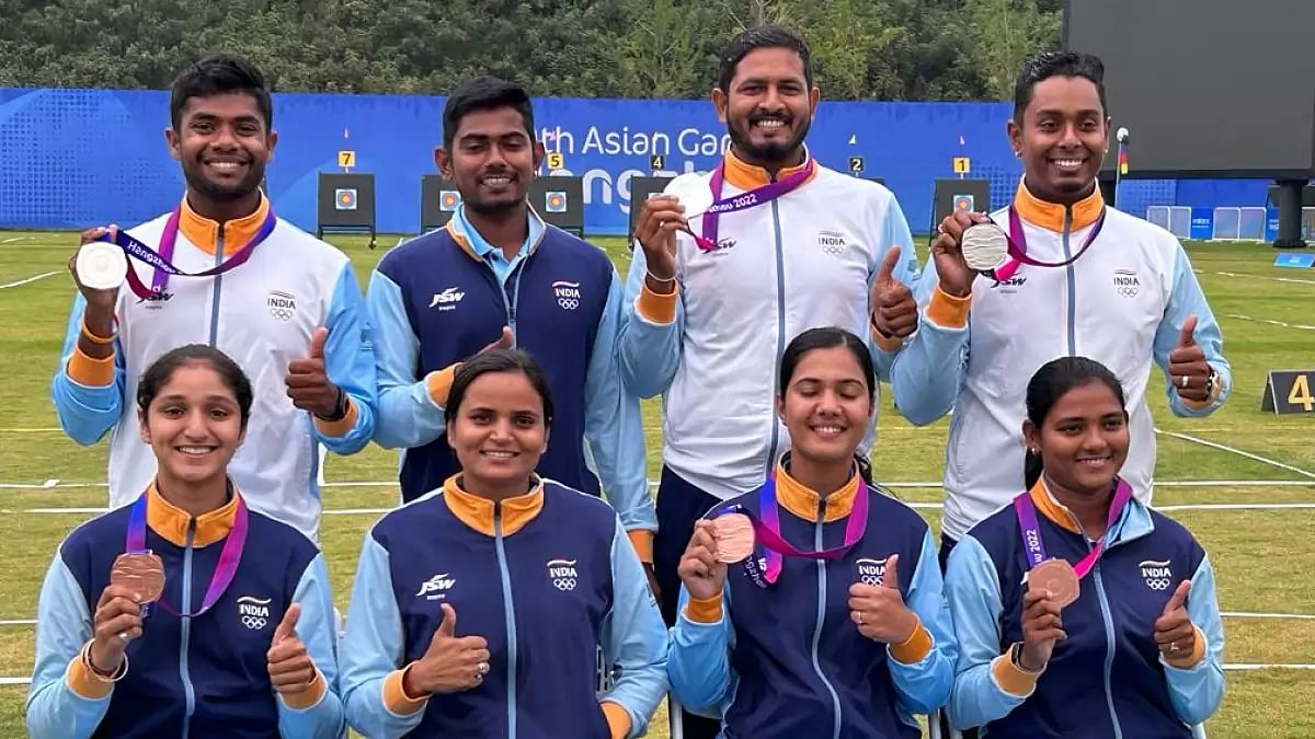 The medal-winning Indian men's and women's recurve archery teams in Hangzhou.