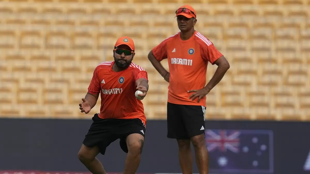 Rohit Sharma (L) trains as Rahul Dravid looks on ahead of the India vs Australia match.